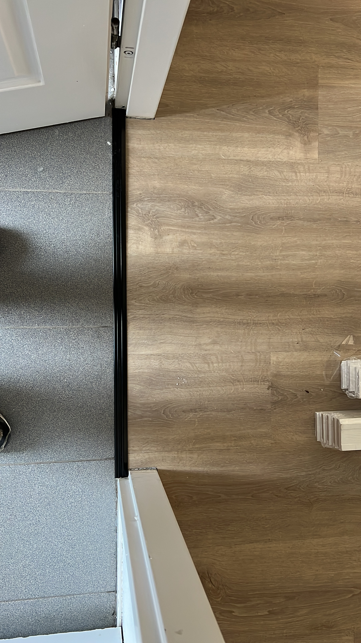 Overgangsprofiel tussen twee vloerafwerkingen bij de deur bij Victron Energy