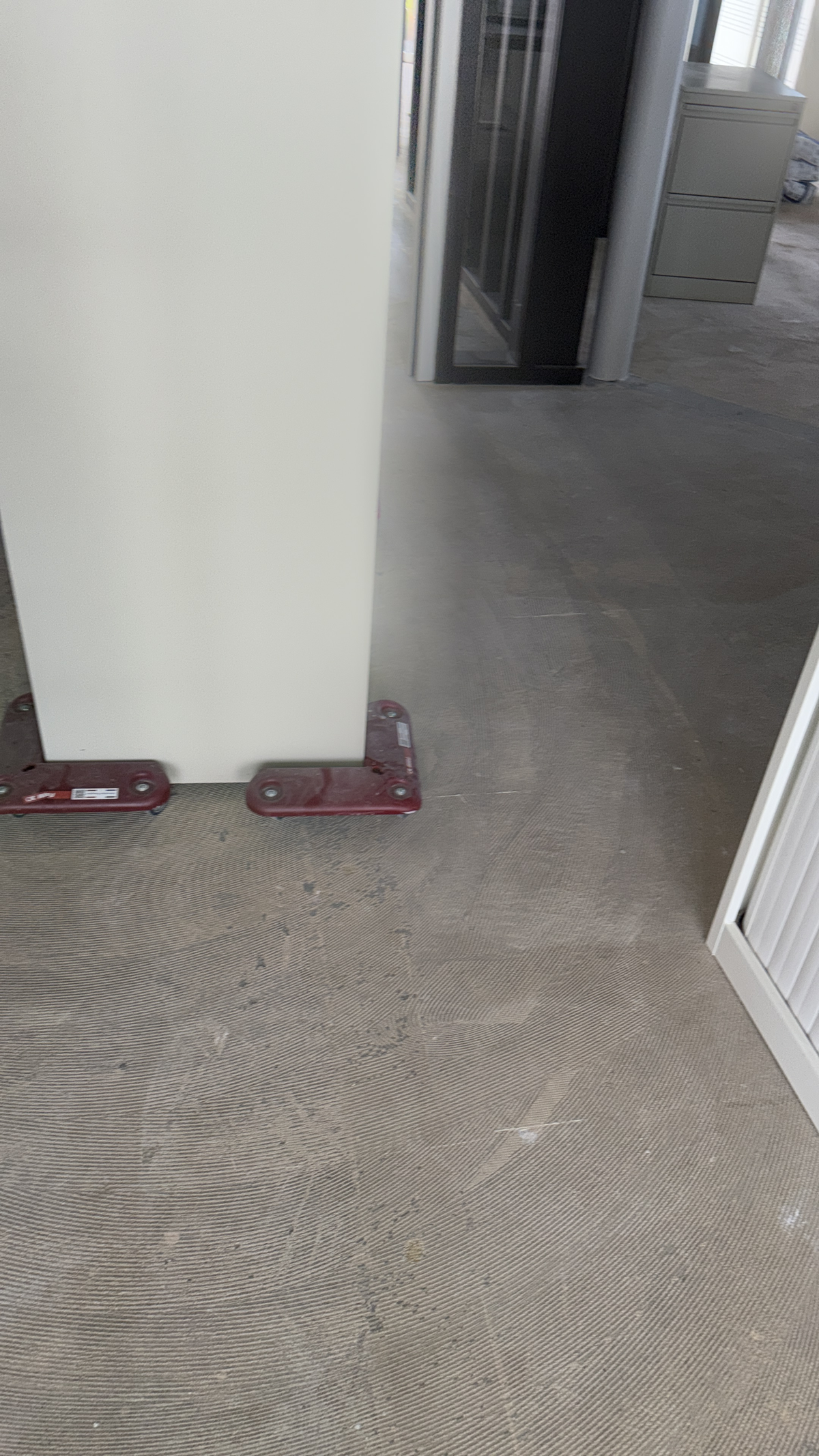 Detail van de vloer rond een wandhoek tijdens de afwerking bij Victron Energy