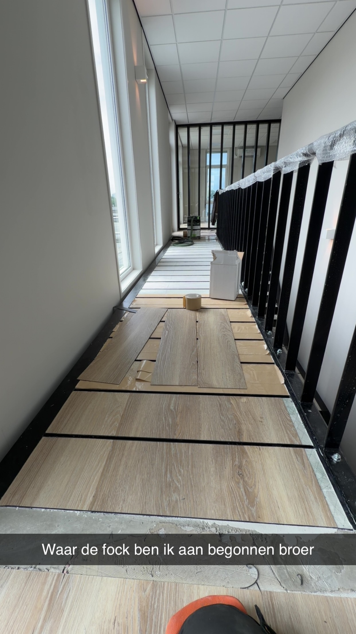 Vloerplanken uitgelegd in de gang, met bestaande tekstbalk in de bronfoto bij Victron Energy