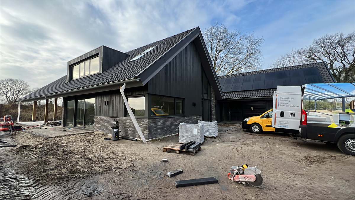 Buitenzijde van de villa tijdens de werkzaamheden in Vries