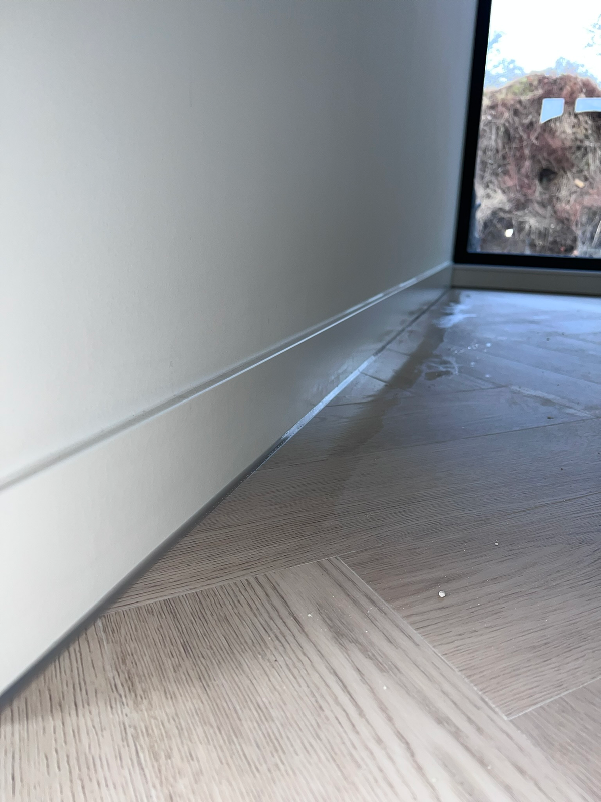 Vloer- en plintaansluiting langs de lange wand in Vries