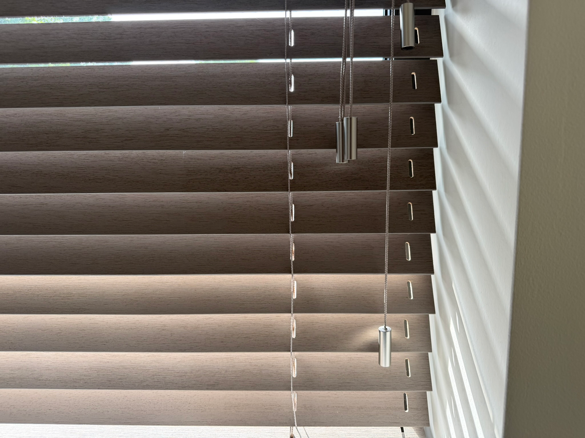 Detail van de horizontale lamellen en bediening in Vries
