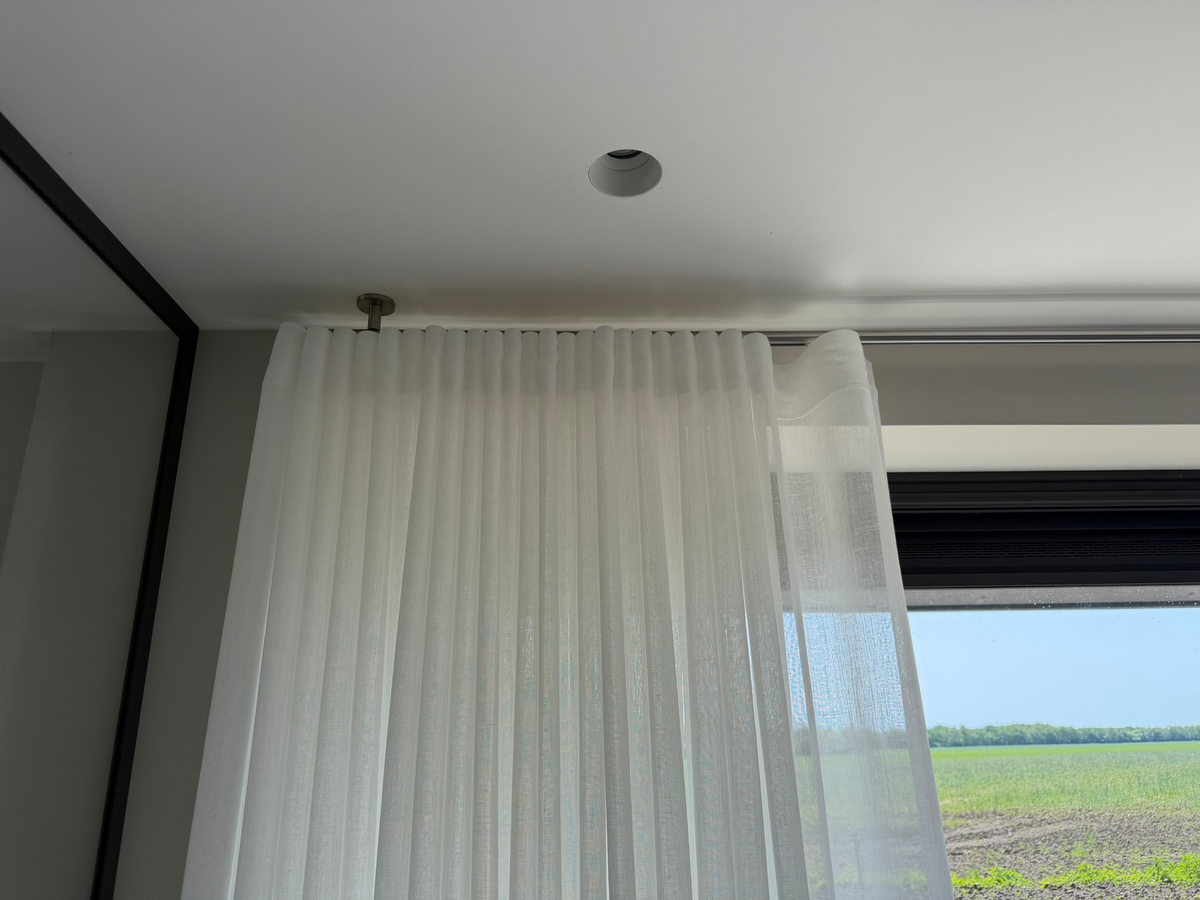 Bovenzijde van gordijnen bij de plafondrail in Vries