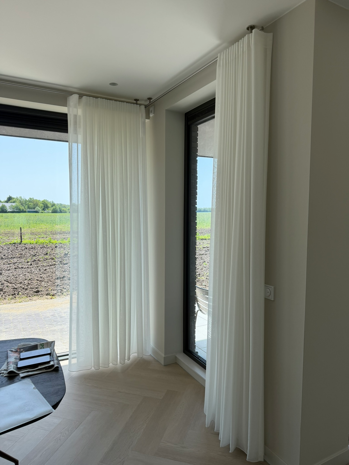 Gordijnen en visgraatvloer in de raamhoek in Vries