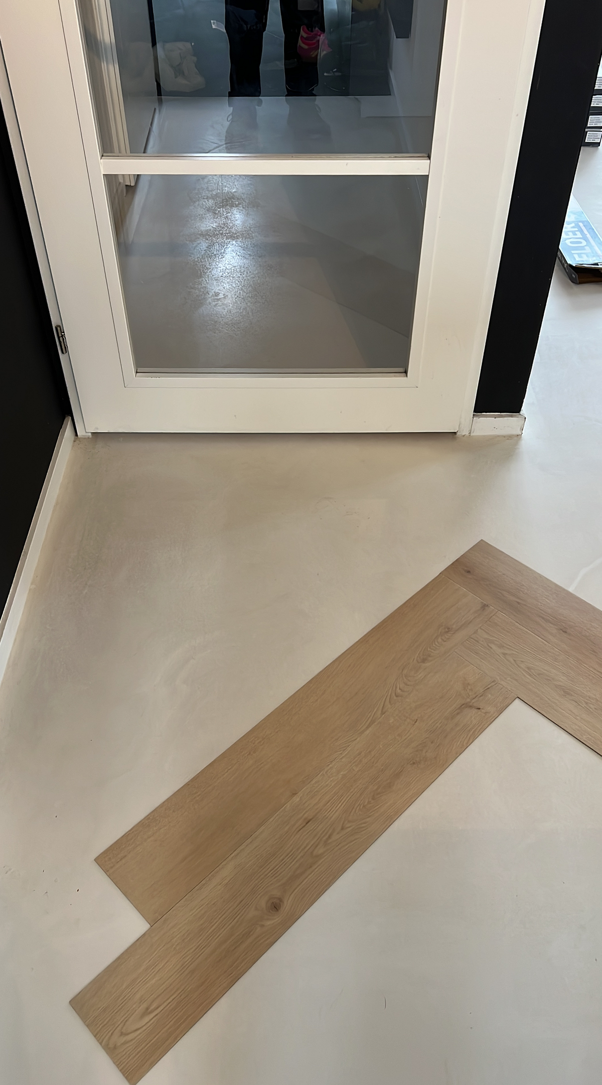 Walvisgraatplanken bij de deuropening tijdens het leggen in Meerstad