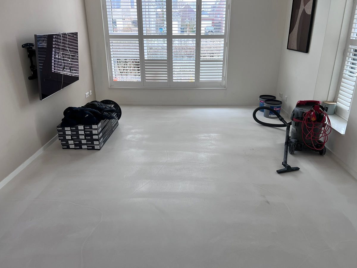 Voorbereide woonkamer met vloermateriaal en gereedschap in Meerstad
