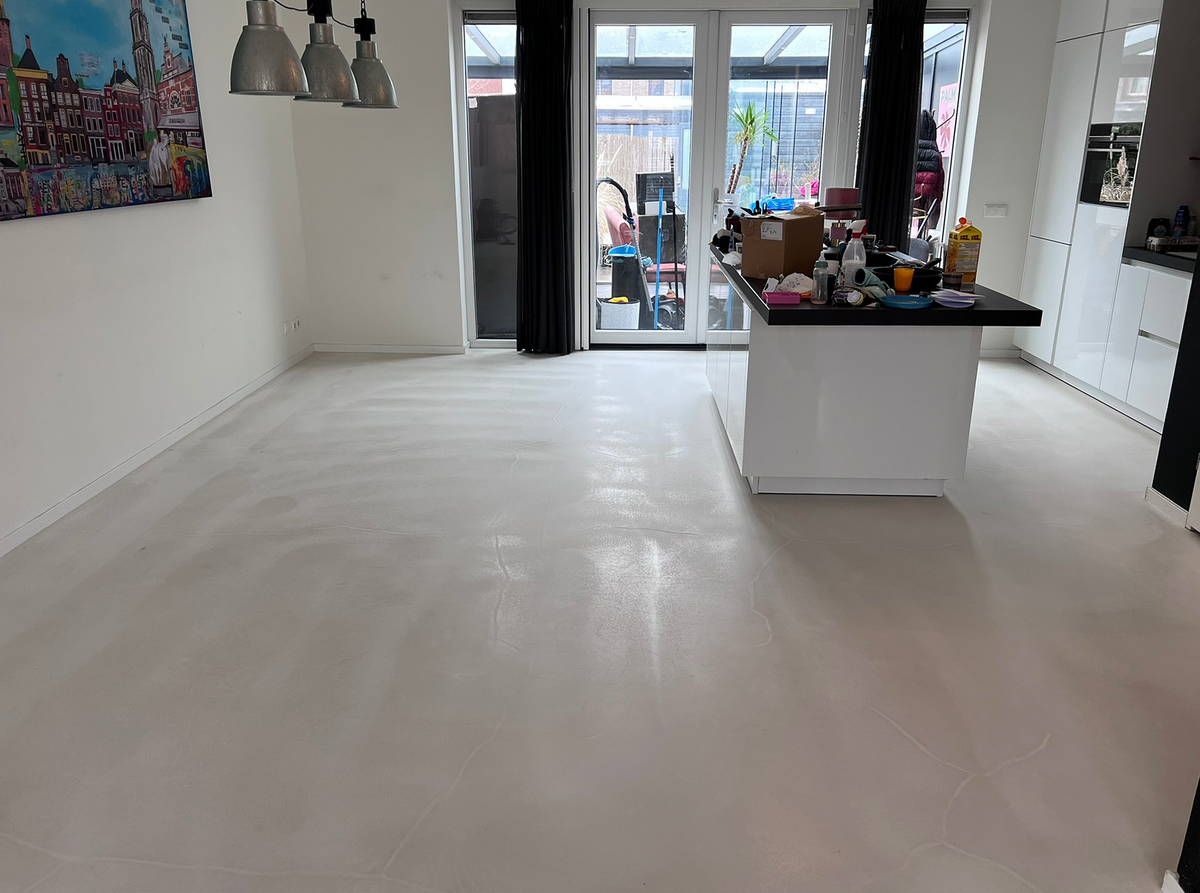 Voorbereide ondergrond vanuit de woonkamer richting de keuken in Meerstad