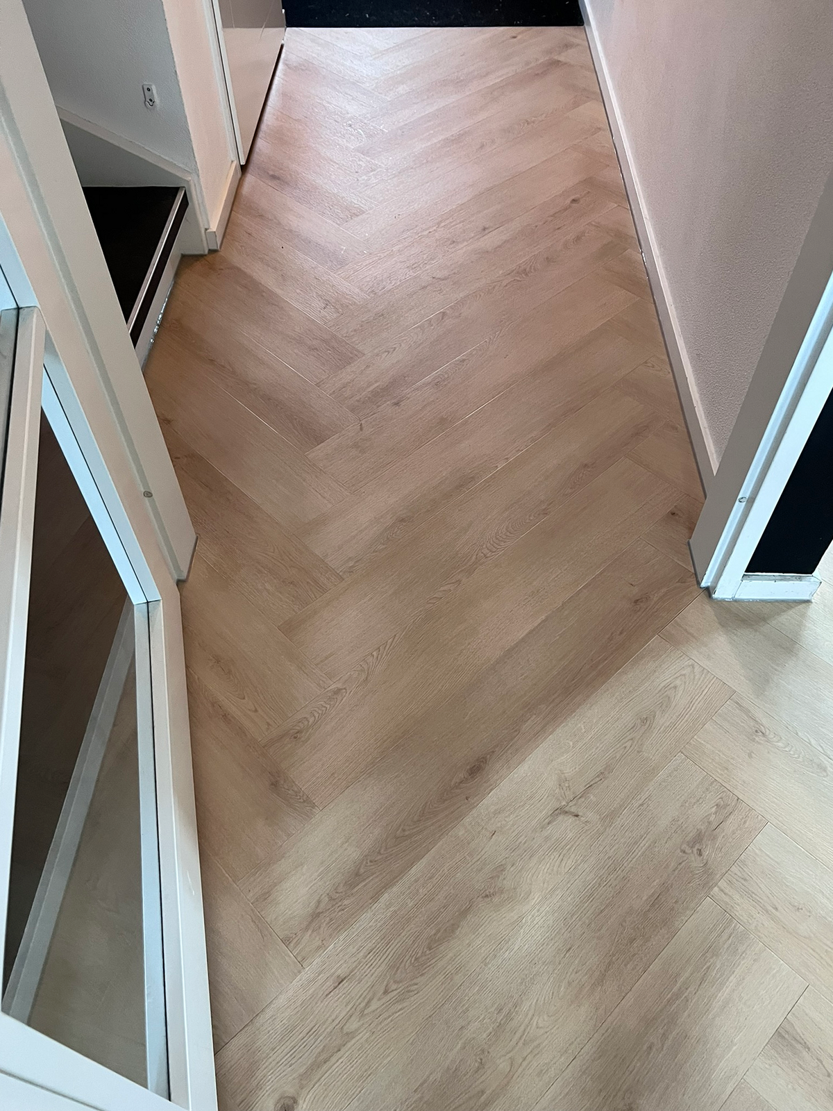 Walvisgraatvloer doorgelegd in de hal van de woning in Meerstad