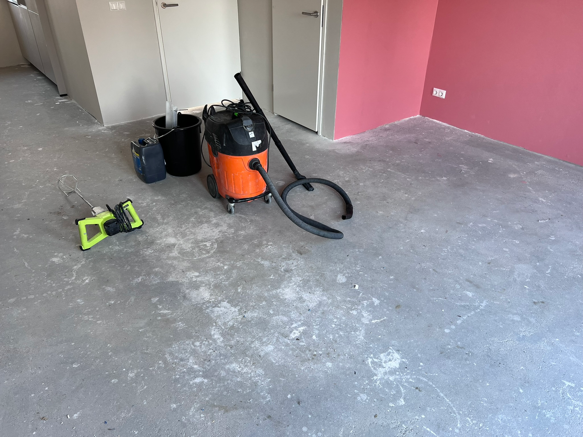 Bestaande vloer langs de gekleurde wand in Winsum