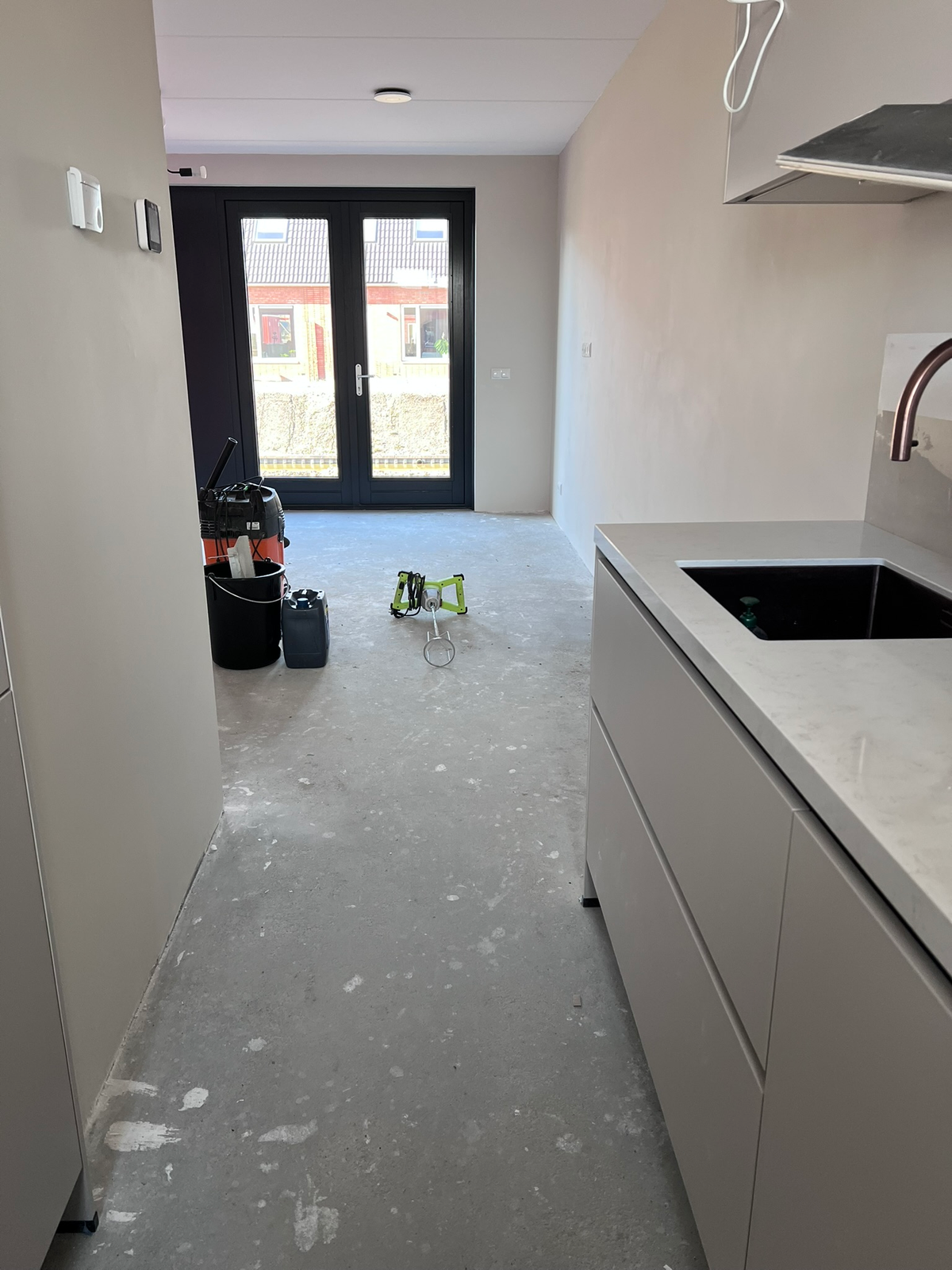Keukenpassage voor het leggen van de vloer in Winsum