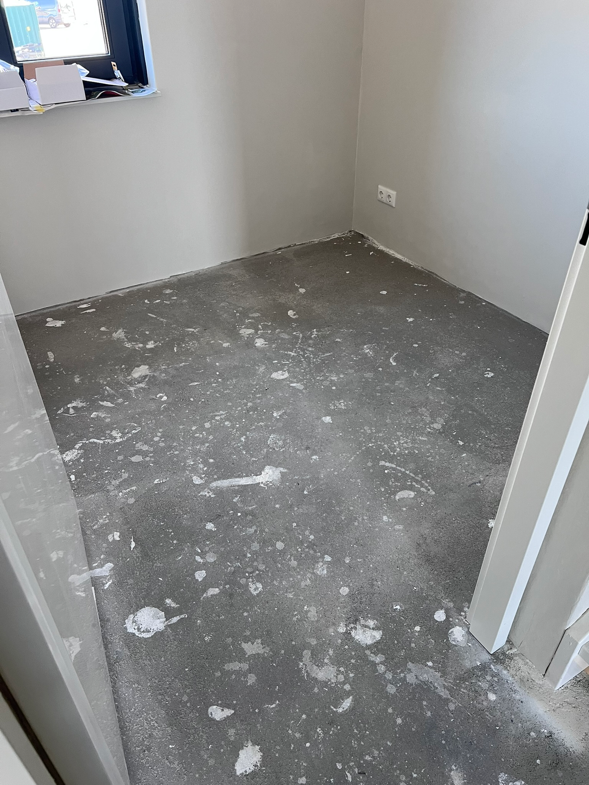 Voorbereiding van de ondergrond in de kleine kamer in Winsum
