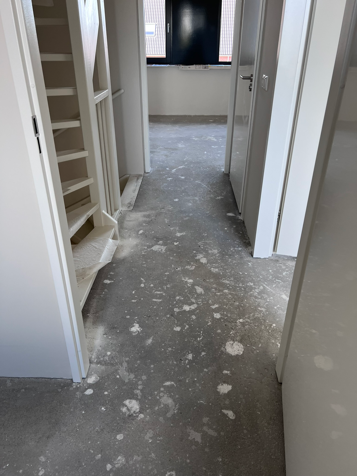 Hal en deuropeningen voor egaliseren in Winsum