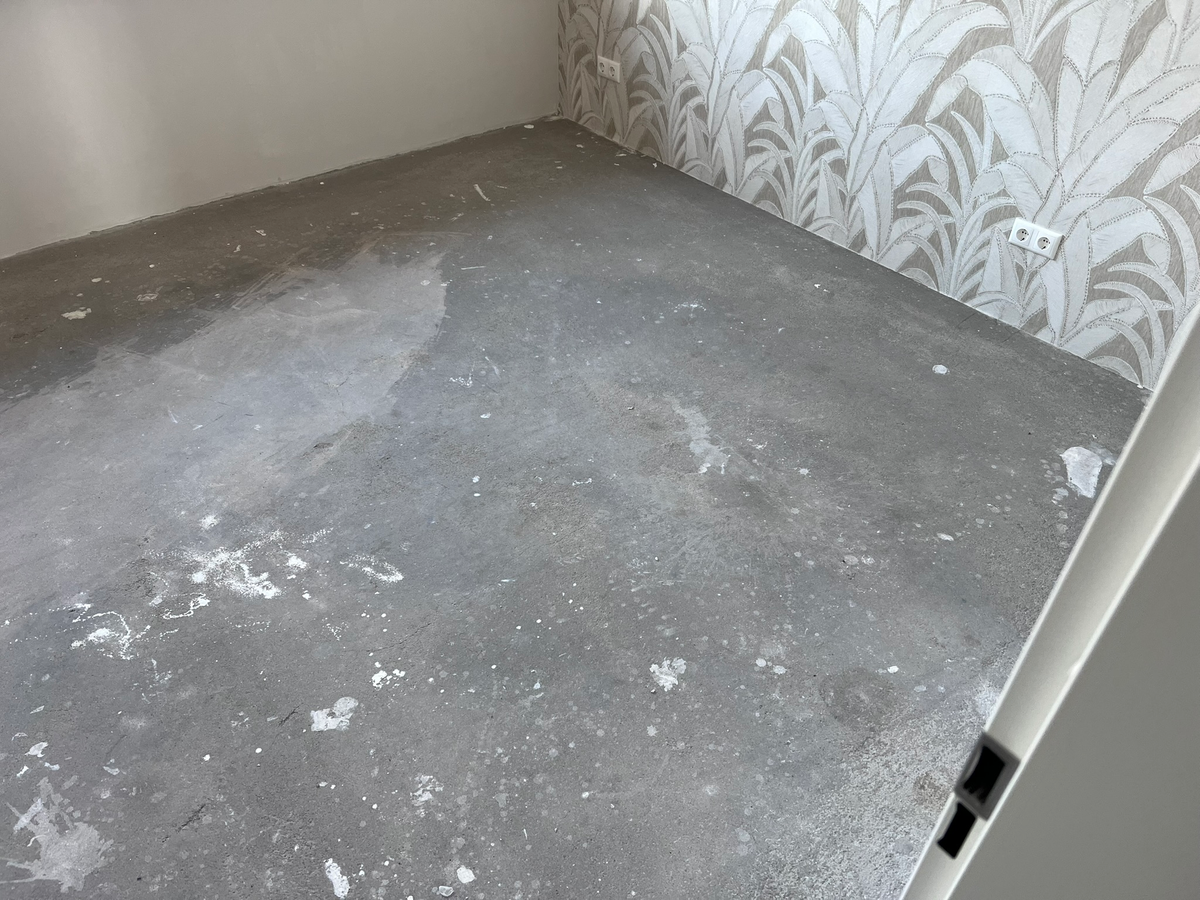 Bestaande ondergrond in de kamer met behang in Winsum