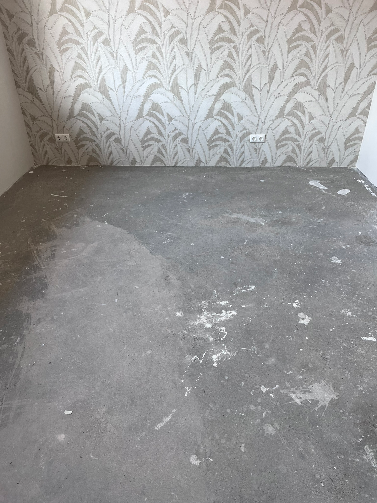 Kamer met behangwand voor de nieuwe vloer in Winsum