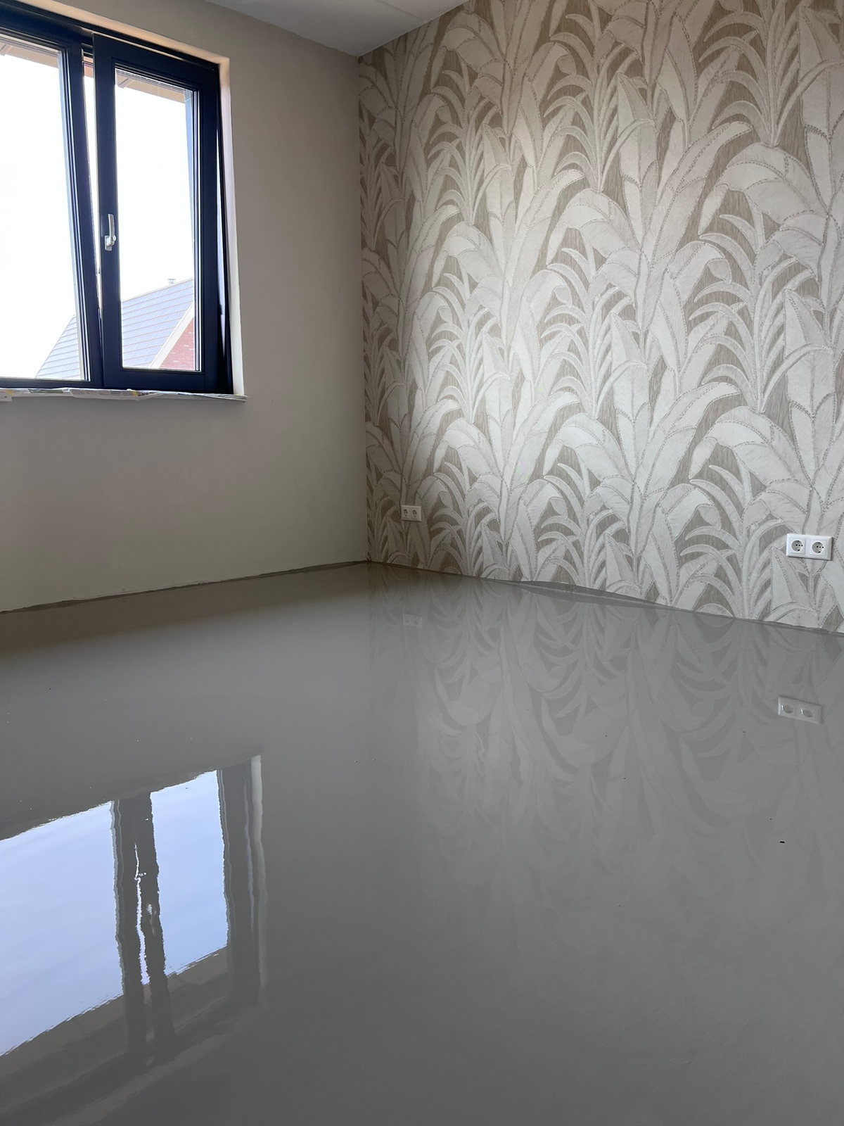 Geegaliseerde kamer met behangwand in Winsum
