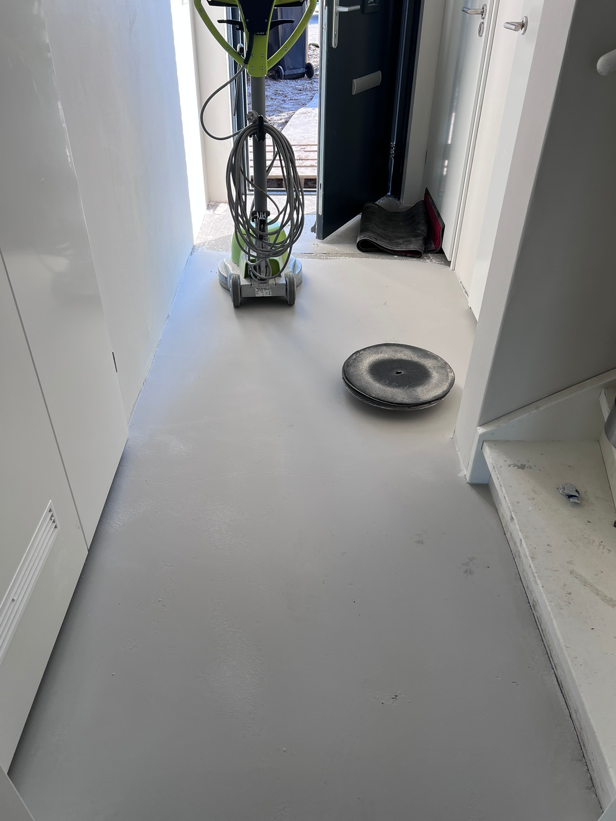 Ondergrond en vloergereedschap in de hal in Winsum