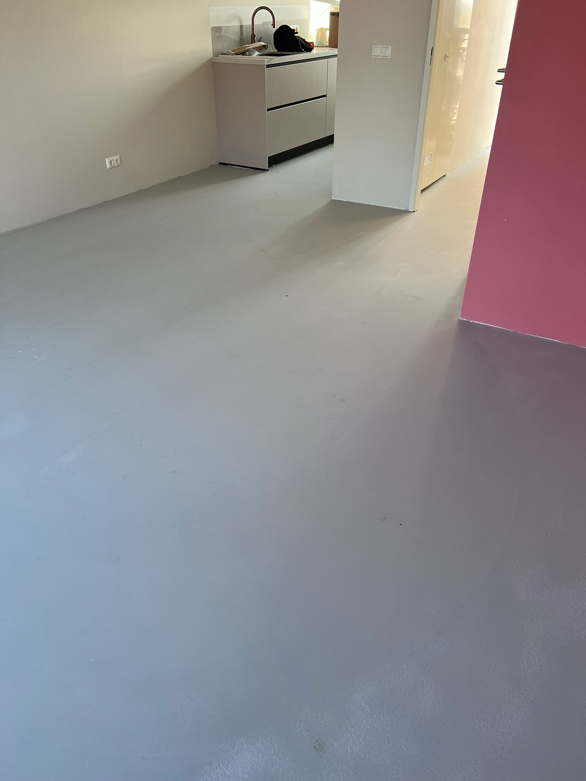 Egale ondergrond tussen keuken en doorgang in Winsum