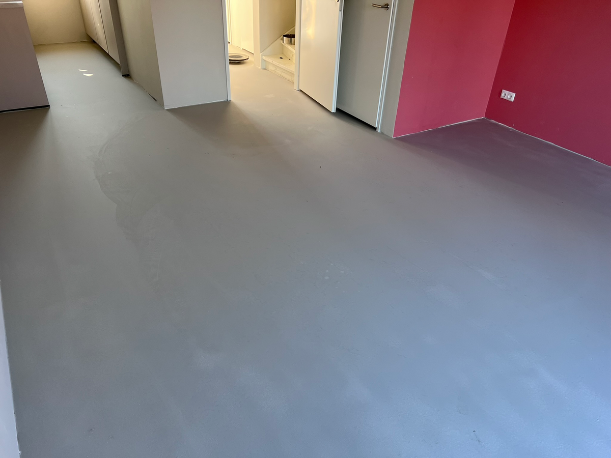 Geegaliseerde woonkamer langs de gekleurde wand in Winsum