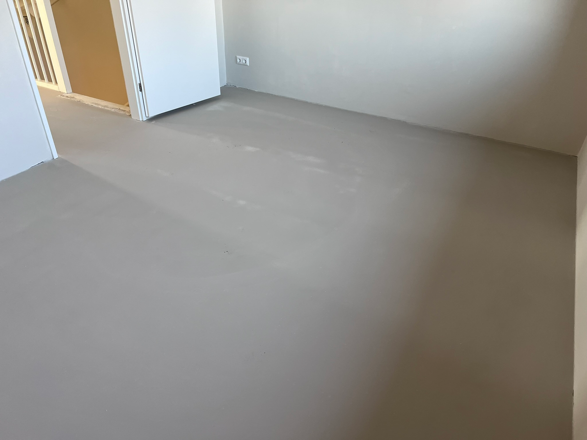 Geegaliseerde ondergrond langs een kamerwand in Winsum