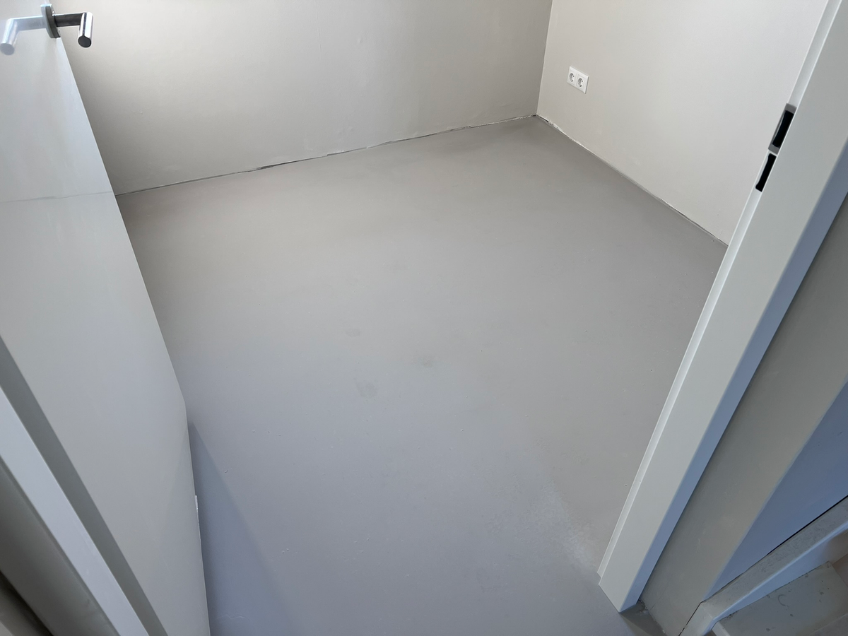 Egale vloer in de kleine zijkamer in Winsum