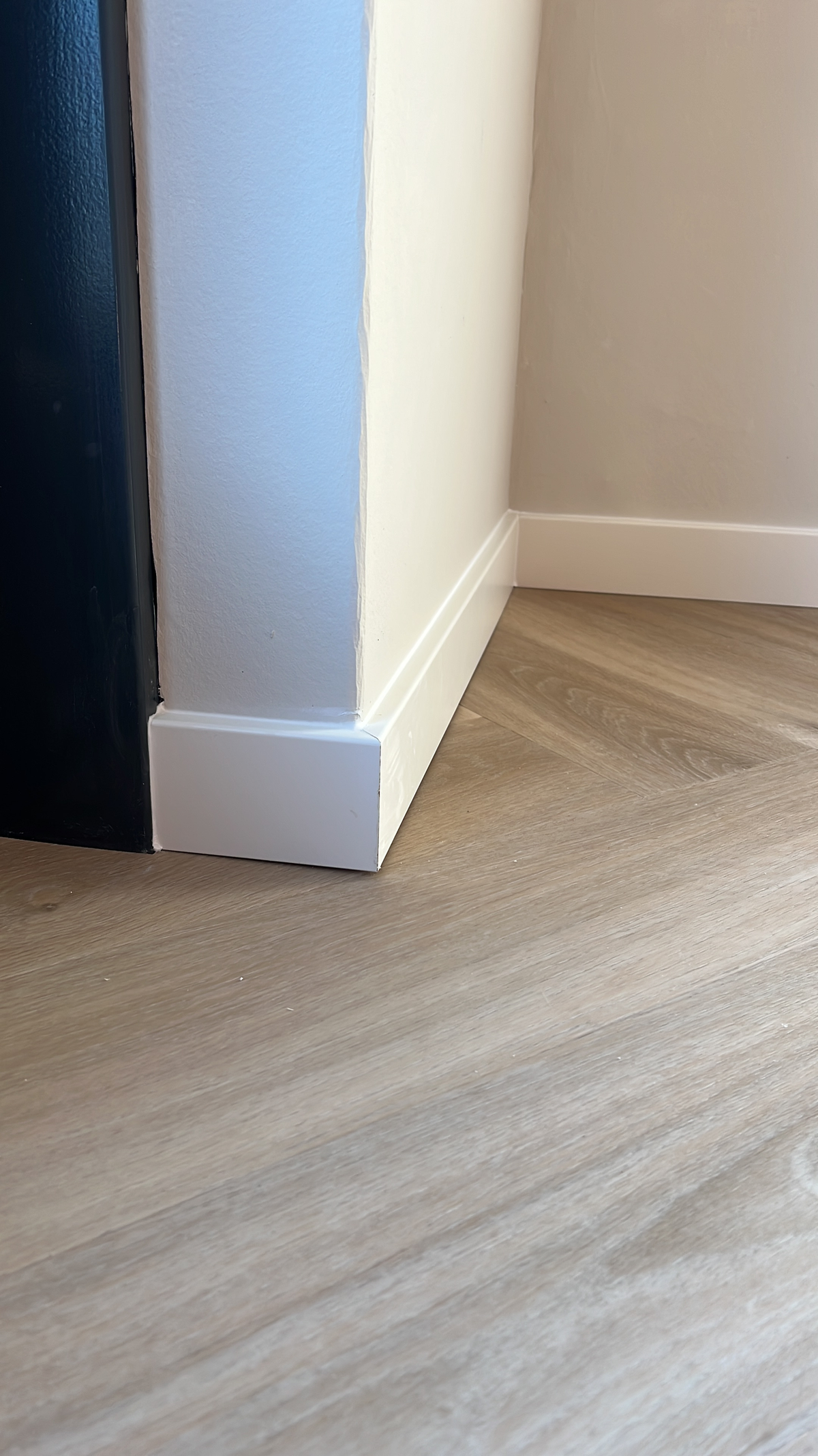 Plinthoek en houtstructuur van de vloer in Winsum