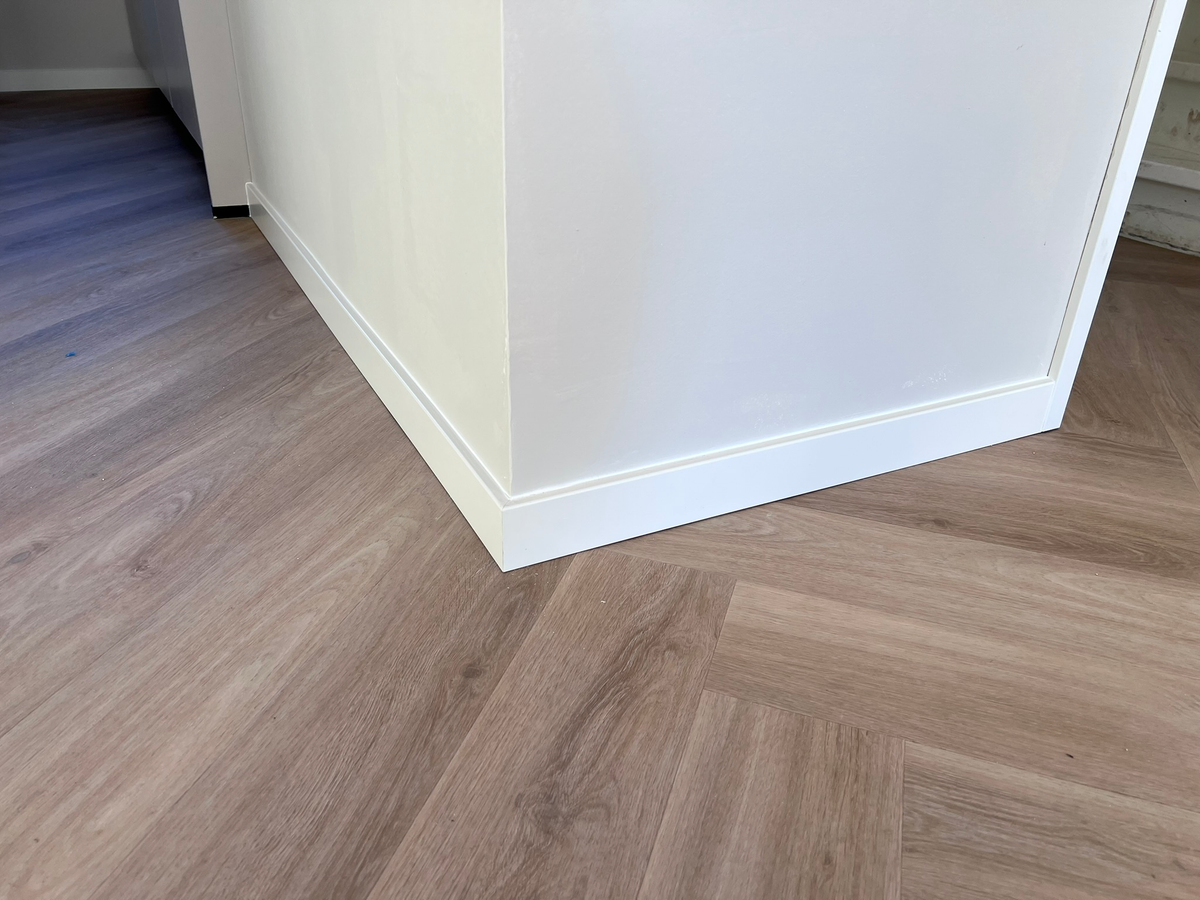 Tweede detail van de plintaansluiting in Winsum