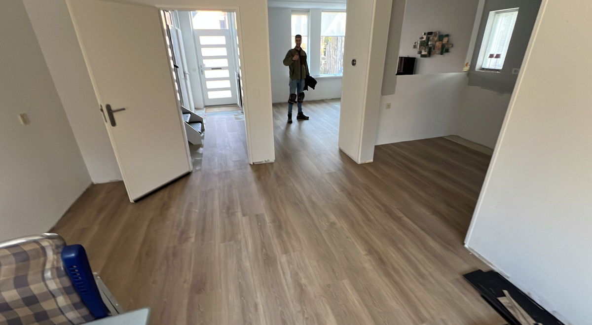Rechte houtlookplanken die doorlopen naar de hal van de woning in Zuidlaren