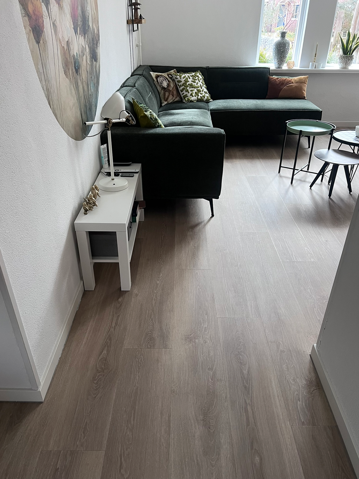 Houtlookvloer in de ingerichte zithoek van de woning in Zuidlaren