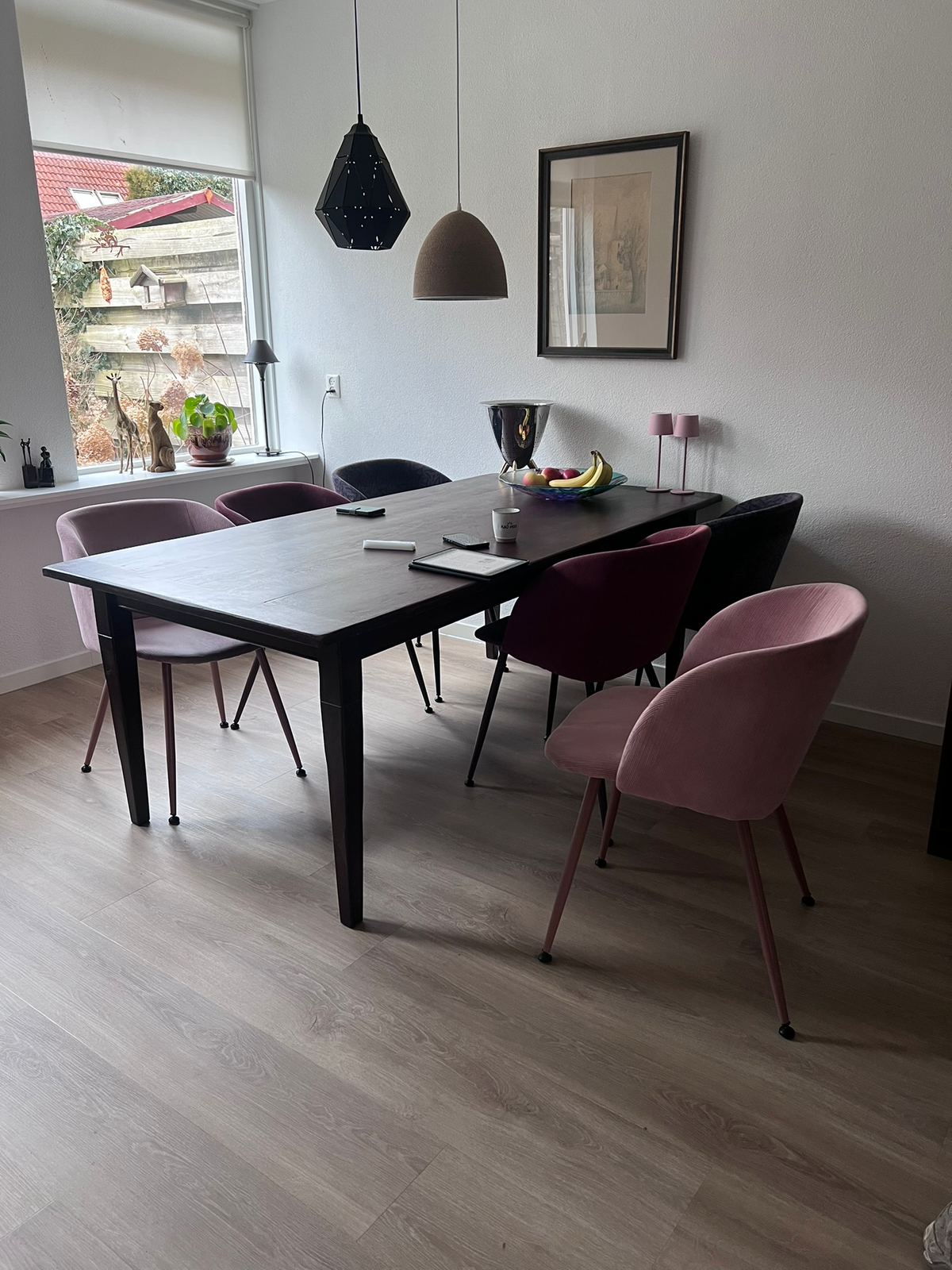 Rechte houtlookplanken onder de eettafel in Zuidlaren
