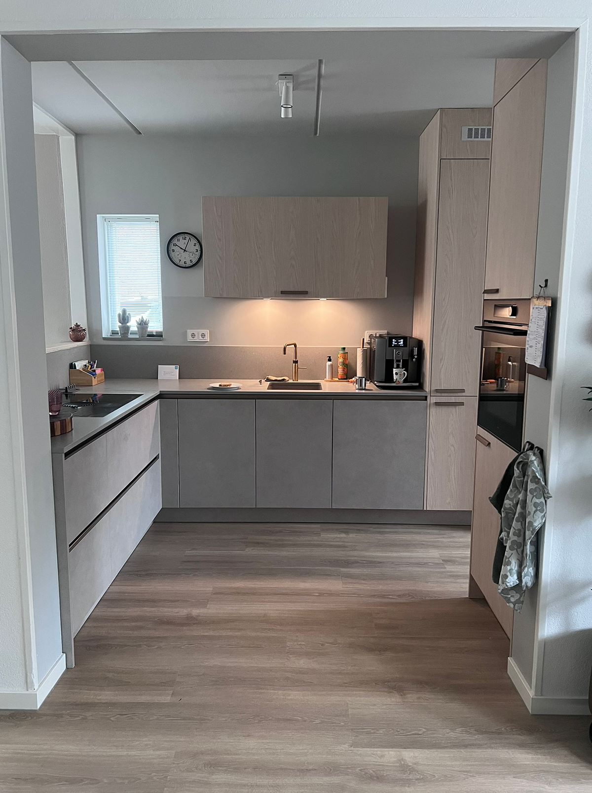 Tweede overzicht van de houtlookvloer bij de keuken in Zuidlaren
