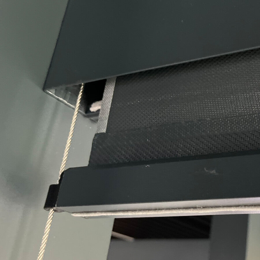 Productdetail van een screen met staaldraadgeleiding. Kastvorm en uitvoering kunnen afwijken.