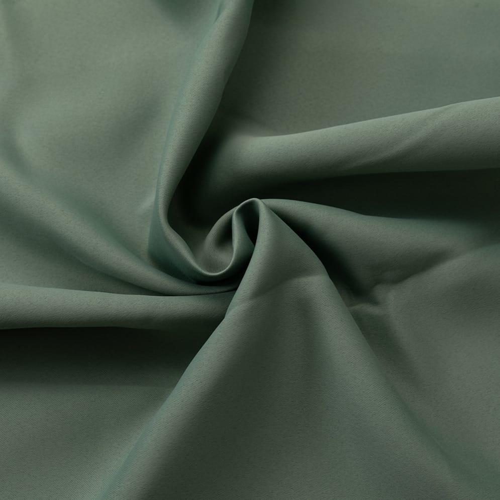 Detail van grijsgroene stof met zachte plooien.
