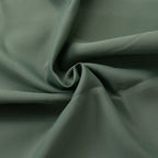 Detail van grijsgroene stof met zachte plooien.