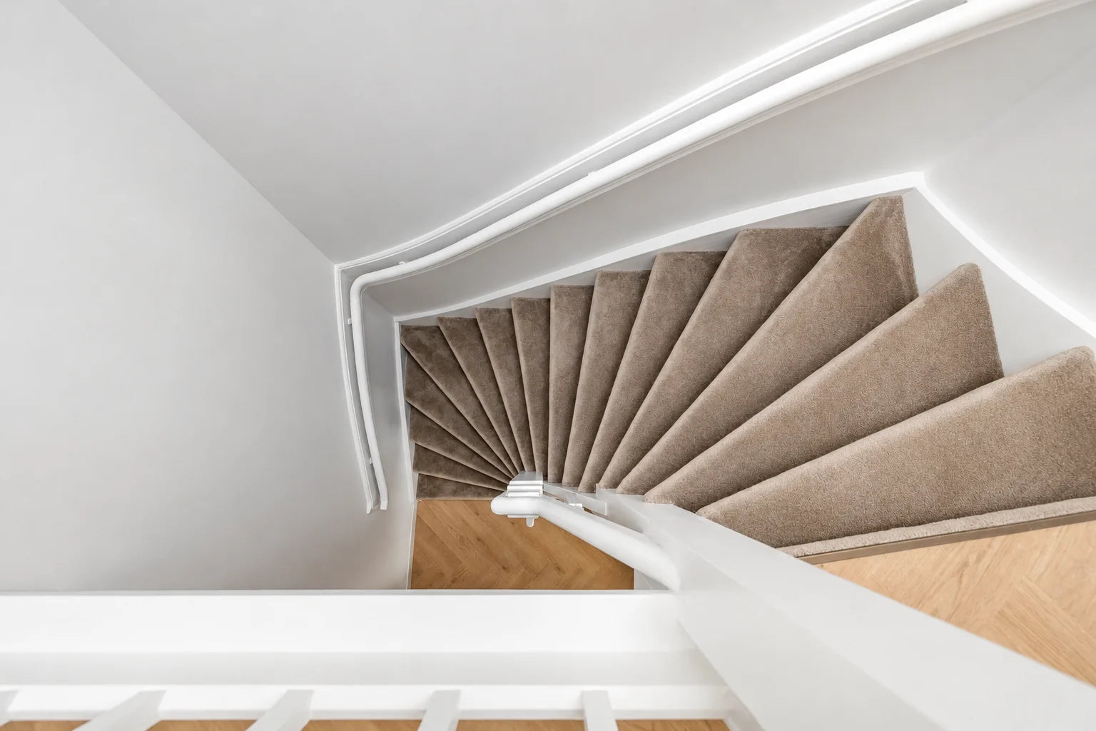 Trap met zachte beige bekleding - Smid Project