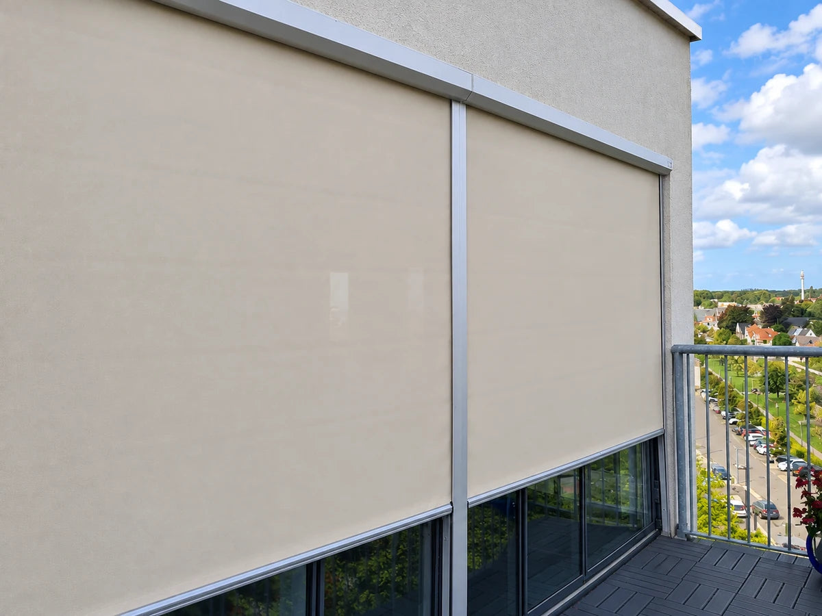 Screens voor de ramen van een balkon in Hoogezand