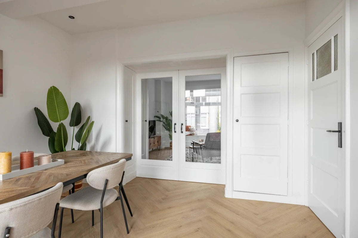 Walvisgraatpatroon bij de en-suite deuren aan de C.H. Petersstraat