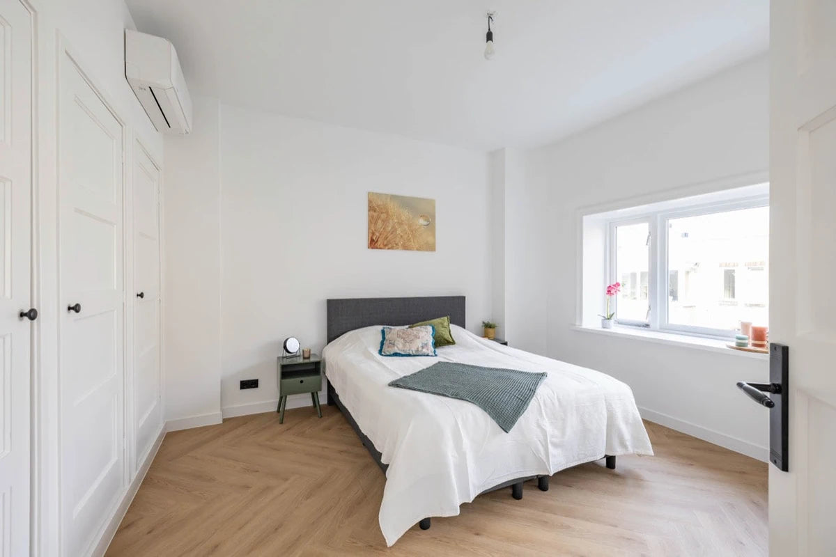 Rustige slaapkamer met warme walvisgraatvloer