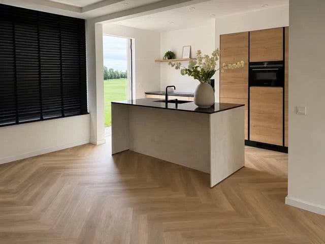 Keuken met raamdecoratie
