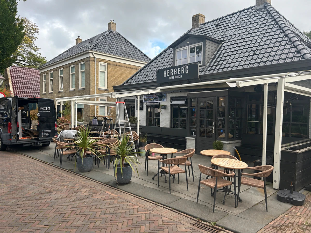 De Herberg op Ameland tijdens het vervangen van de zonweringdoeken