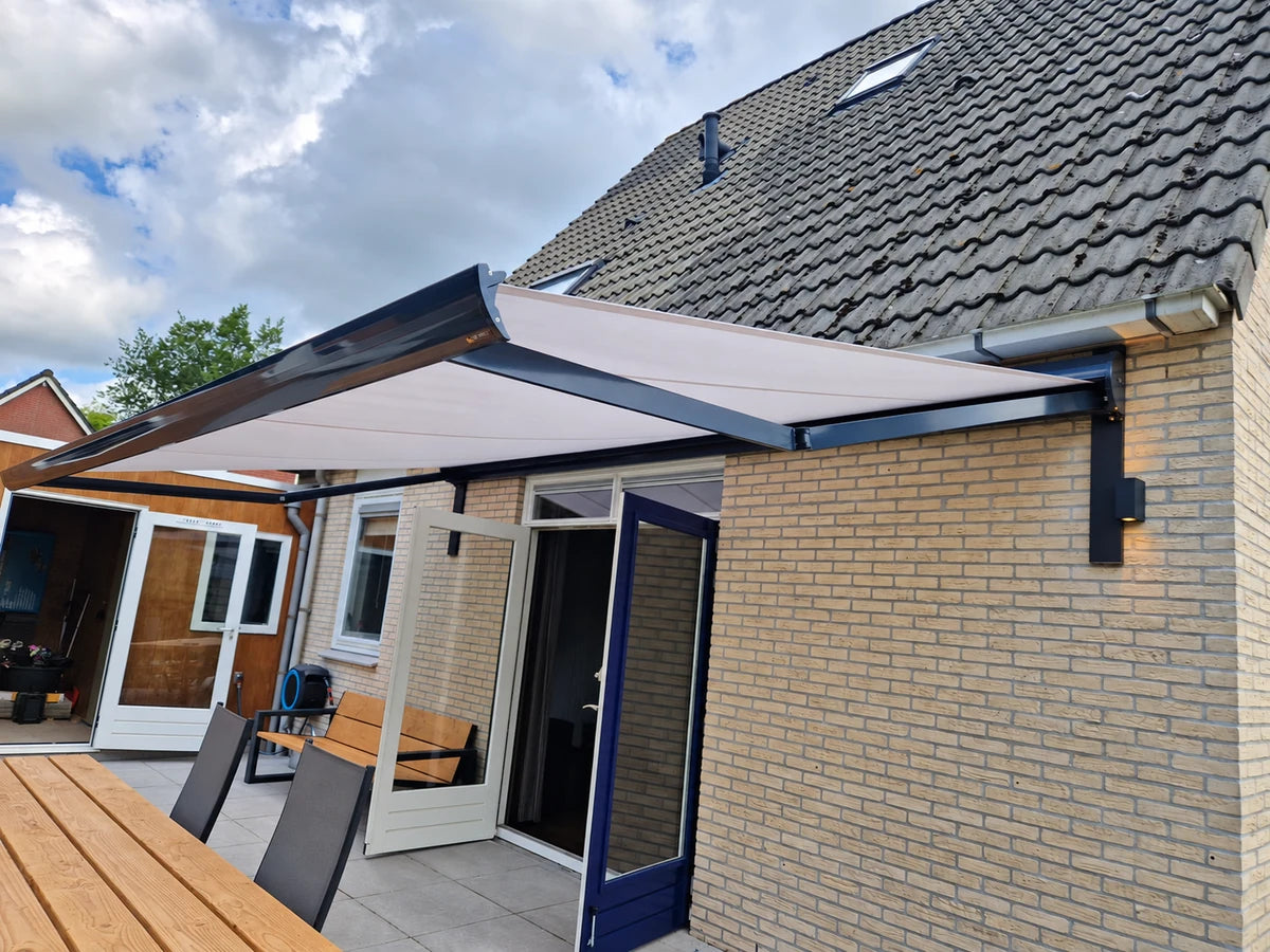 Sunshade Experts Capri knikarmscherm boven het terras in Niekerk
