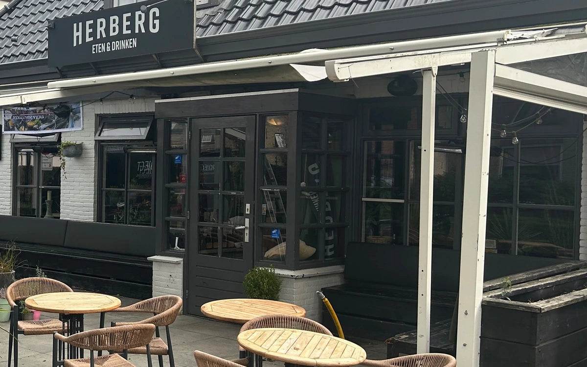 Terraszonwering aan de rechterzijde van Herberg op Ameland.