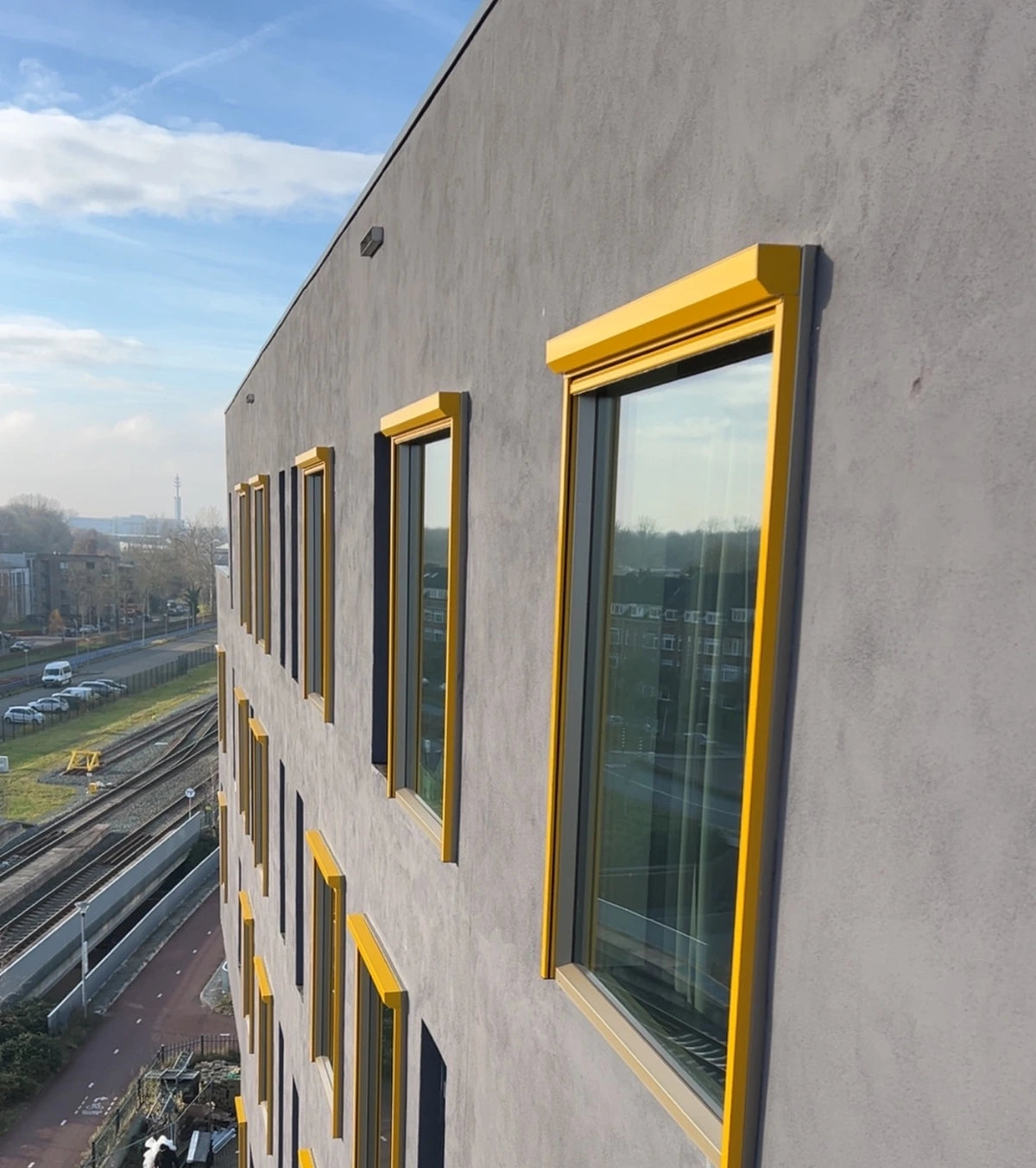 Gele screens langs de gevel van Niemeijer in Groningen.