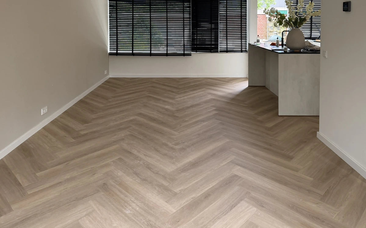 Visgraatvloer in de woonkamer in Vinkhuizen, Groningen.