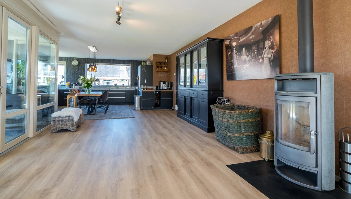 Rechte houtlookplanken in de woonkamer in Westerbork.