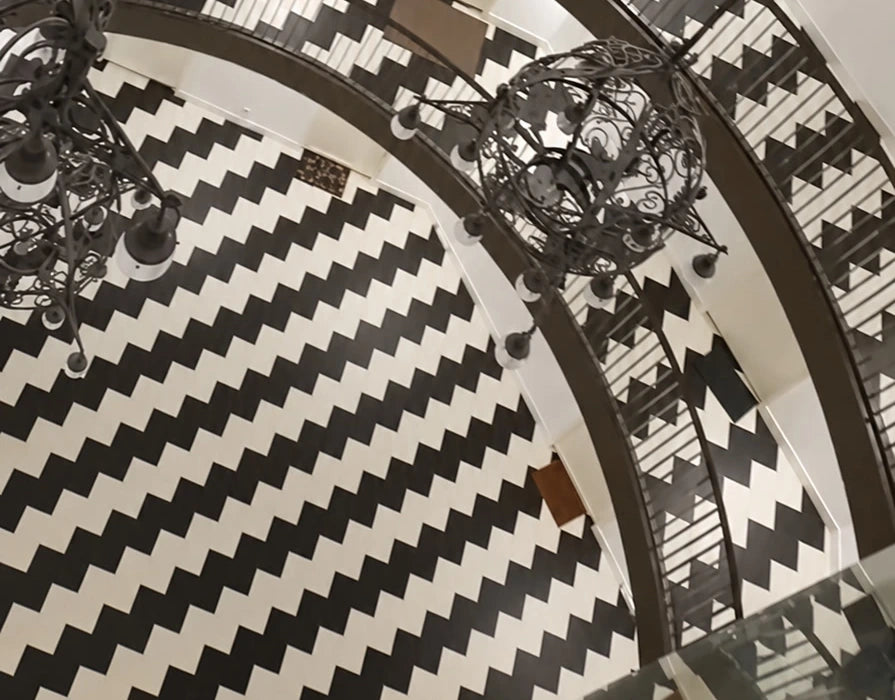 Vloertegels in twee kleuren en de galerijrand in de Noorderkerk in Groningen
