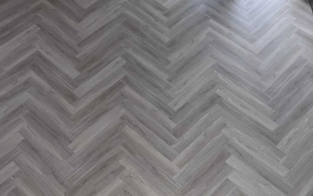 Floer walvisgraatvloer op de verdieping in Zuidlaren