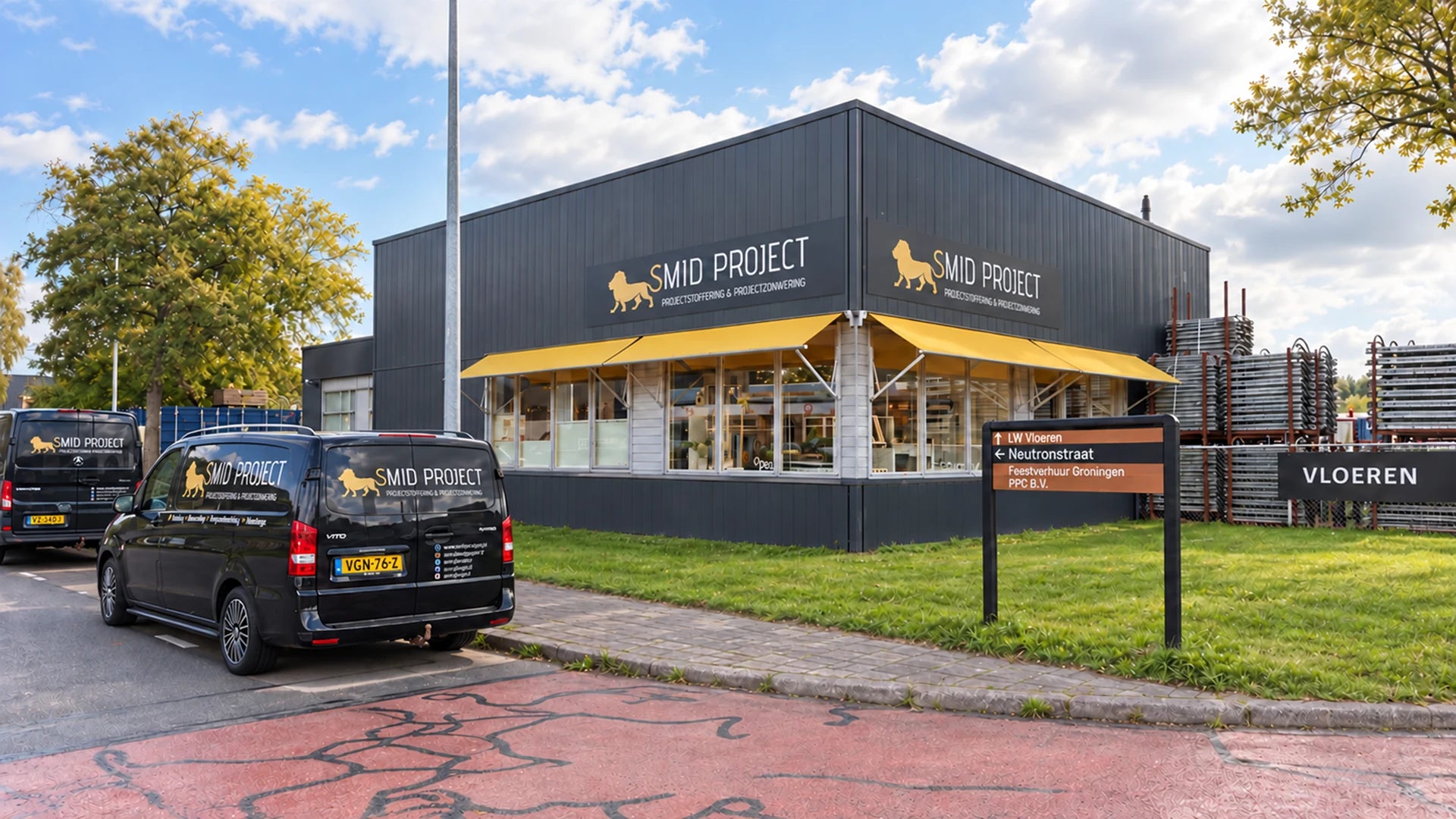 Overzicht van het showroompand van Smid Project en de toegang vanaf de parkeerplaats