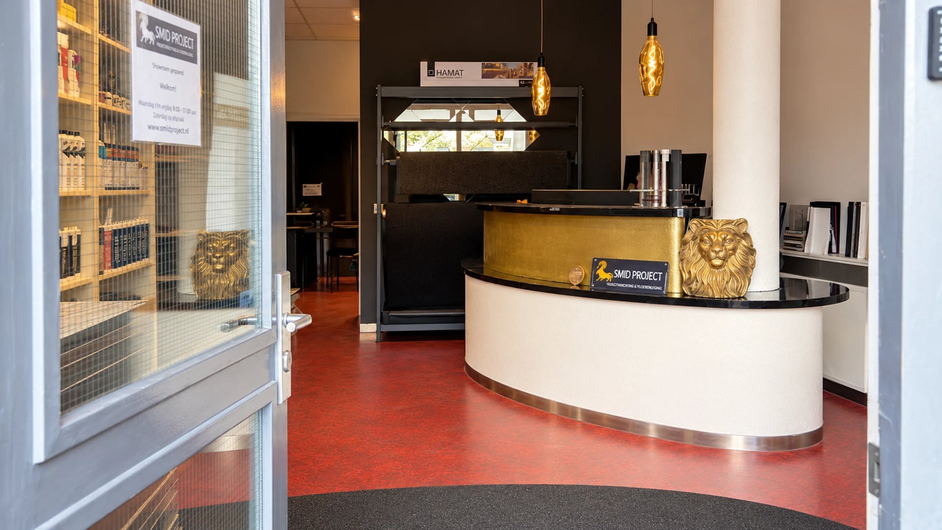 Entree van de Smid Project-showroom met zicht op de ontvangstbalie