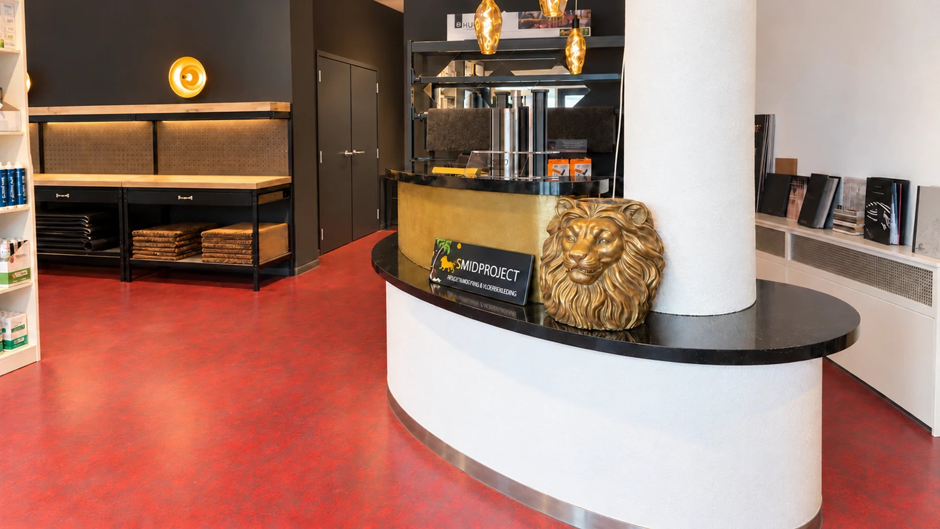 Ontvangstbalie in de showroom van Smid Project