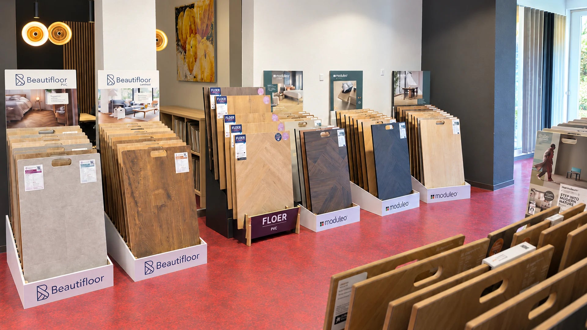 Presentatiestandaards met houtlookvloerstalen in de showroom